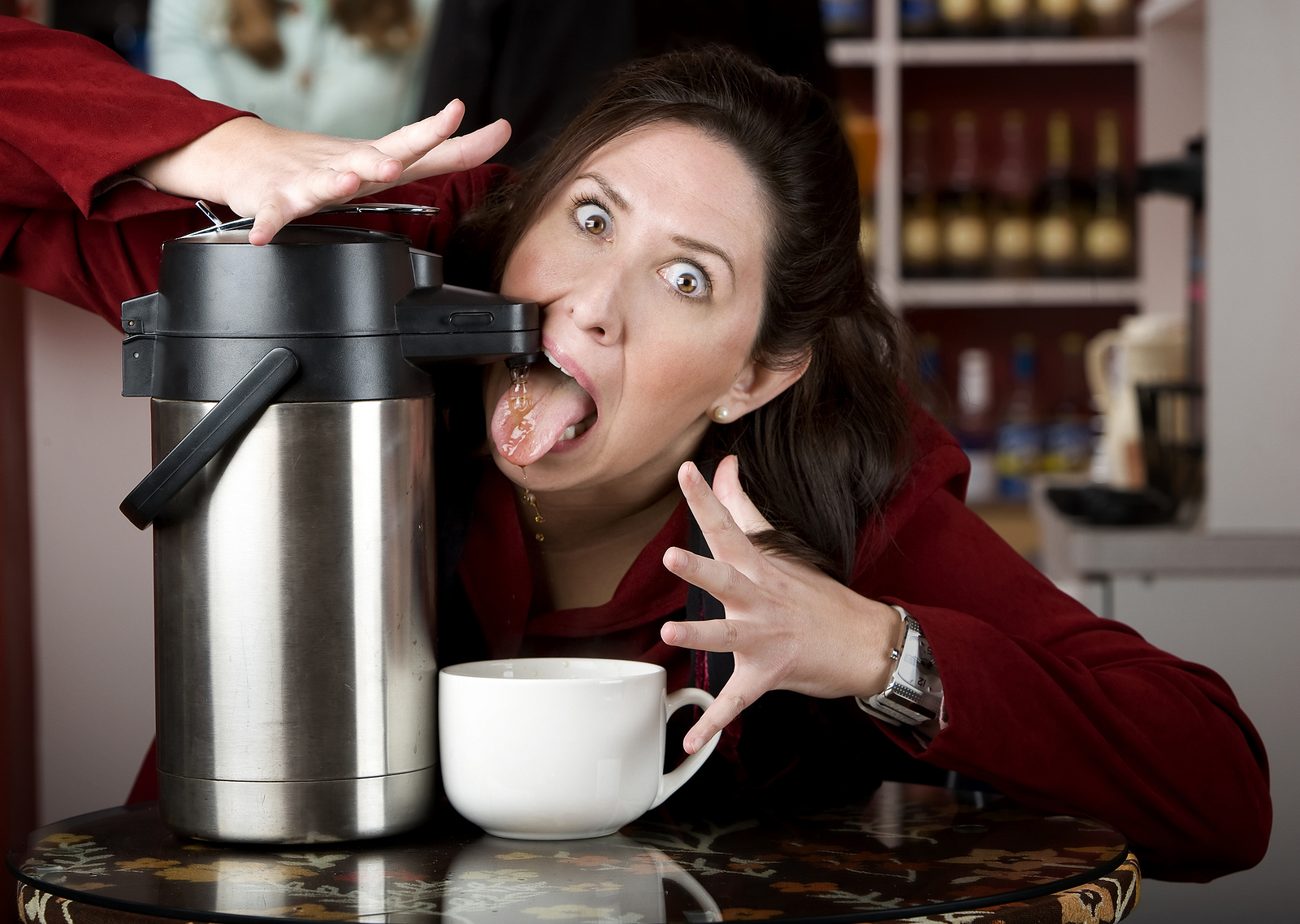 После кофе во рту. Девушка пьет кофе. Женщина пьет из кружки. Наливает кофе. Кофемашина женщина.